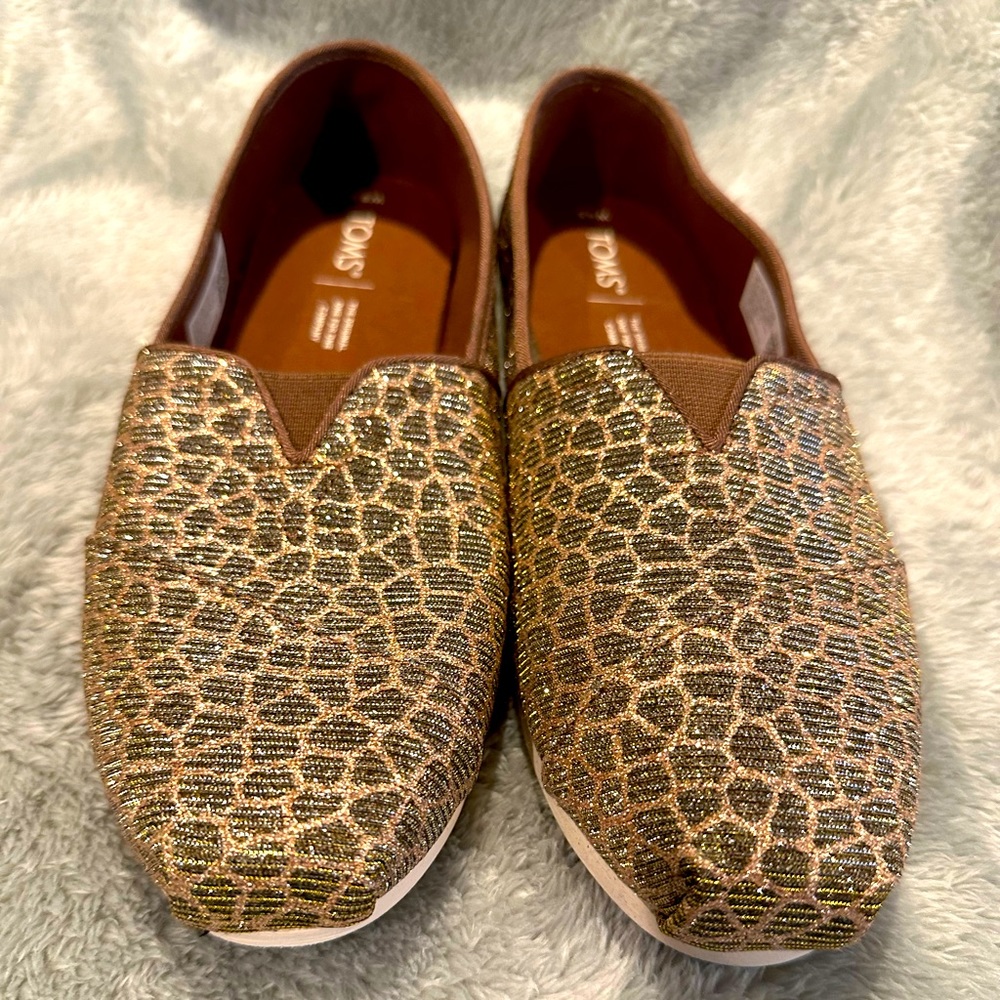 New never worn size 9.5 Women’s Toms-metallic giraffe print